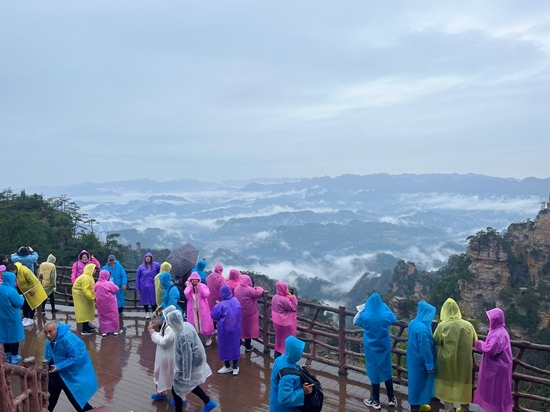 張家界楊家界景區雨後雲霧繚繞惹人醉遊人如織踏春來