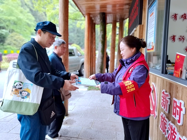 张家界武陵源：最美“红马甲” 扮靓景区风景线