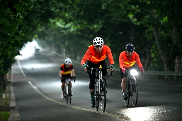 倡导低碳 助力民生 第五届“易程天下杯”宁乡至张家界国家森林公园300KM骑行挑战赛举行