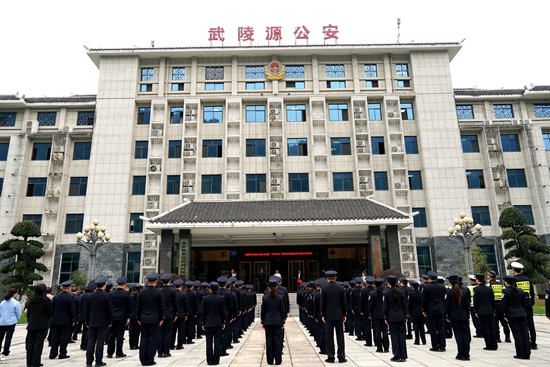 武陵源區(qū)舉行道路交通事故預防“冬季攻勢”暨摩電交通違法聯(lián)合整治行動啟動儀式