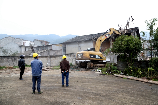 军地坪街道依法拆除存在安全隐患的违法自建房