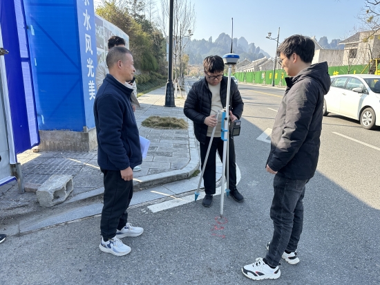 軍地坪街道陳家崗城市更新示范項目進行實地測繪和關鍵控制點放樣定樁