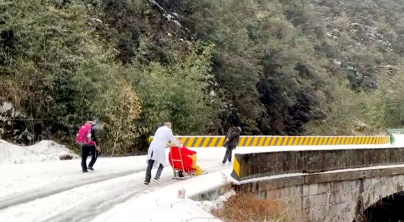 点赞！武陵源医务人员用自制雪橇转移患者