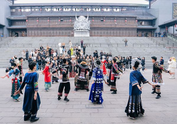 环球小姐打卡魅力湘西 领略土家民俗文化