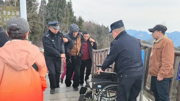 张家界武陵源：景区执法队员暖心救助，退役老兵感恩致谢