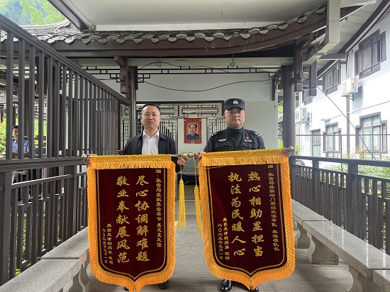 锦旗背后的暖心守护！景区30分钟“悬崖寻机”显担当