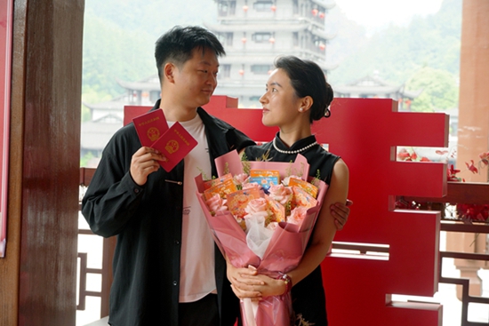 张家界武陵源：婚姻登记点进景区，领完证直接开启蜜月模式