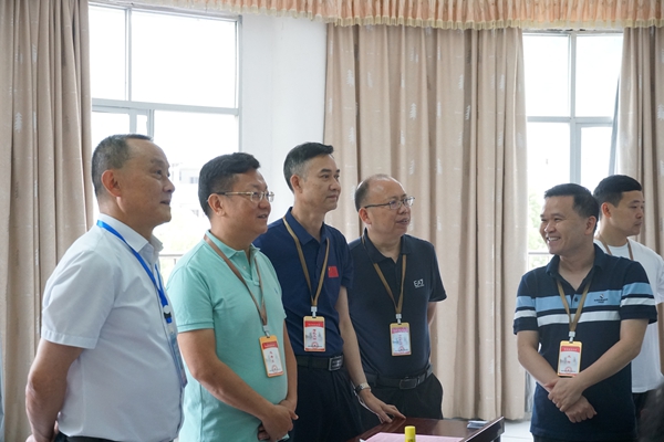 屈辉督导检查高考考点及生态环境保护工作