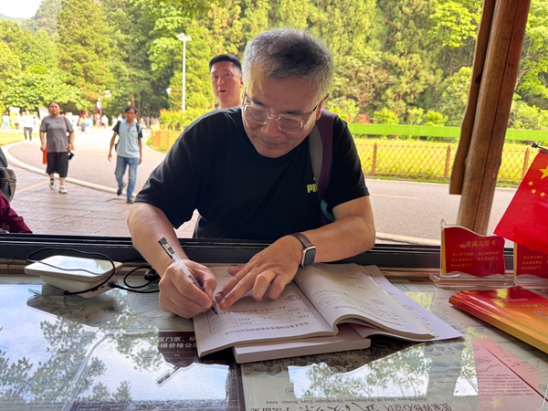 金鞭溪景区：紧急救援展担当 暖心行动护游客