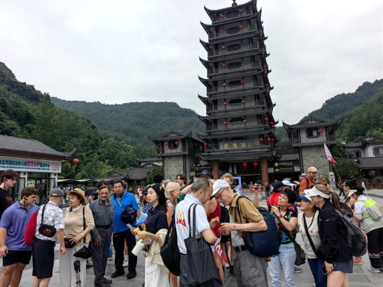 百名美国游客团走进张家界 打卡《阿凡达》原型山
