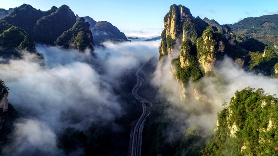 张家界武陵源：山水画卷铺就通途