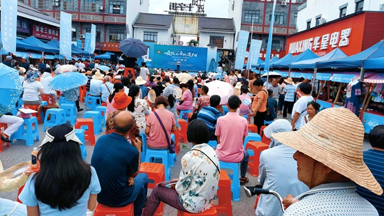 武陵源非遺烙鐵畫亮相2025年張家界市文化和自然遺產(chǎn)日宣傳展示暨“非遺購物節(jié)”活動