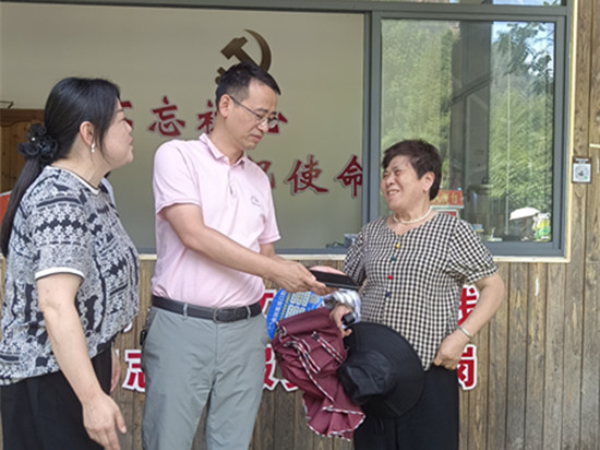梓木岗门票站“寻机接力” 贴心服务传递“宠游客”温度