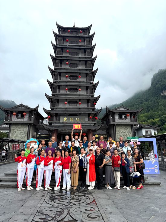 張家界國家森林公園恢復(fù)開園受游客青睞