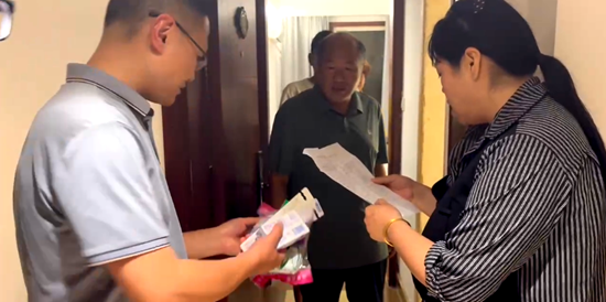 【防汛进行时】送“安心包”递“暖心话” 锣鼓塔街道为转移群众撑起“风雨守护伞”