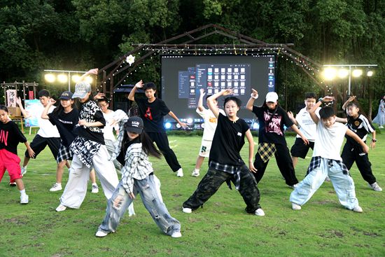 氛圍感拉滿！武陵源大熱營(yíng)地開啟夏日燒烤舞蹈狂歡派對(duì)