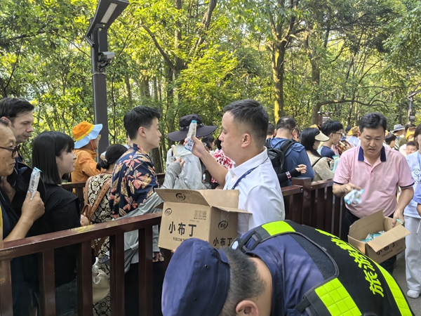 清涼一夏 袁家界景區(qū)為游客免費(fèi)發(fā)放冷飲獲點(diǎn)贊