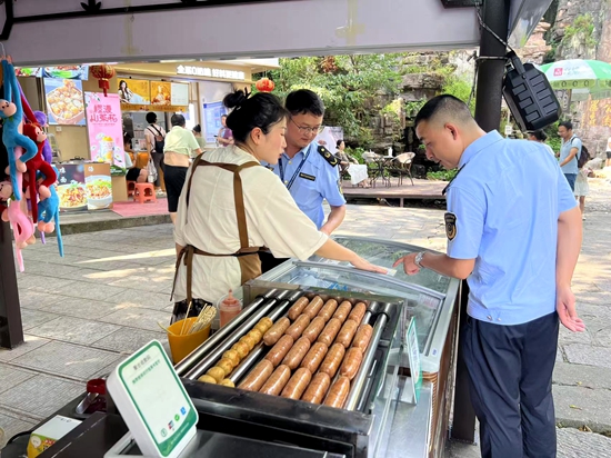 武陵源區(qū)開展購物場所聯(lián)合執(zhí)法專項(xiàng)整治行動(dòng) 全力護(hù)航游客權(quán)益