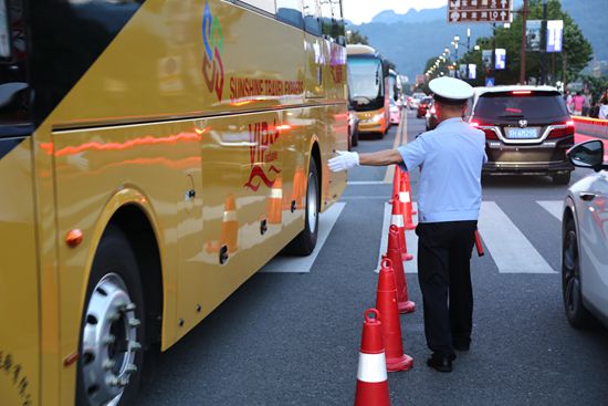 全警下沉疏堵保畅 张家界市交警支队直属二大队筑牢旅游旺季交通“安全屏障”