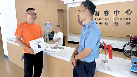 张管局：全面配备智能翻译机 实现景区跨境服务“零”障碍