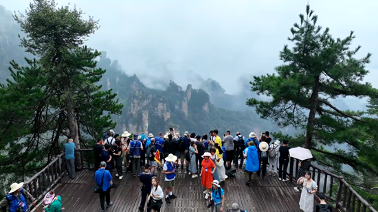 張家界天子山云海翻騰 中外游客陶醉其間