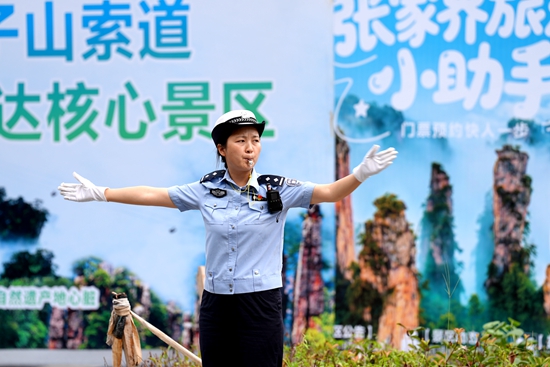 武陵源：2025張家界峰林音樂節(jié)熱力開唱 交警全員值守筑牢平安防線