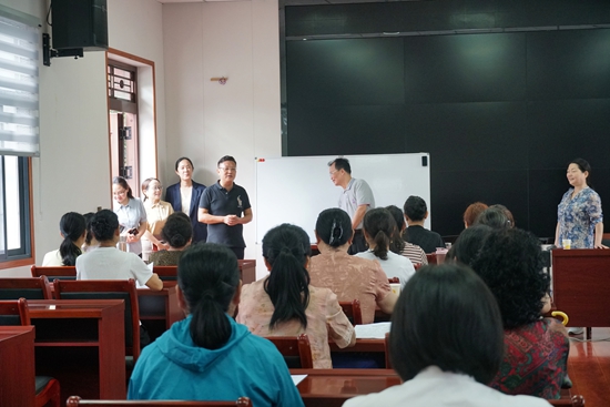 屈輝到區(qū)老年大學開展調研指導工作