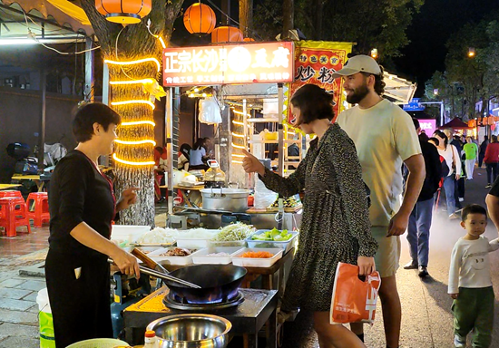 逛夜市、品美食、赏文化！武陵源溪畔夜市开街 “烟火气”点亮夜经济