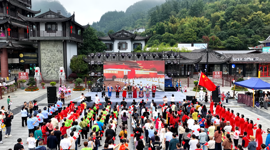各地游客同频共舞 张家界武陵源奏响“国庆欢歌”