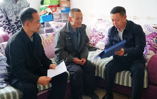 钟跃波看望慰问脱贫户