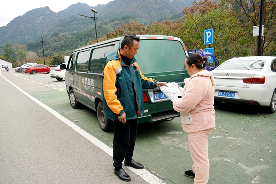 优化农村寄递物流服务体系，越来越多的“武陵源味道”通过快递车驶向全国