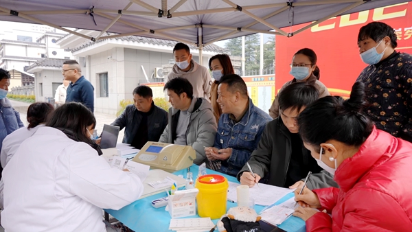 热血暖冬护生命 武陵源区干部职工无偿献血传温情