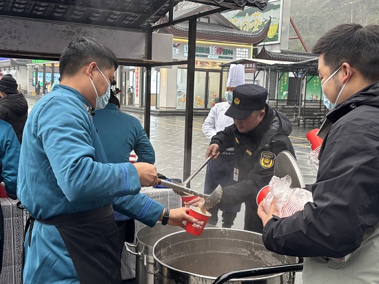 吴家峪门票站联合多方开展“温粥润腊八”活动