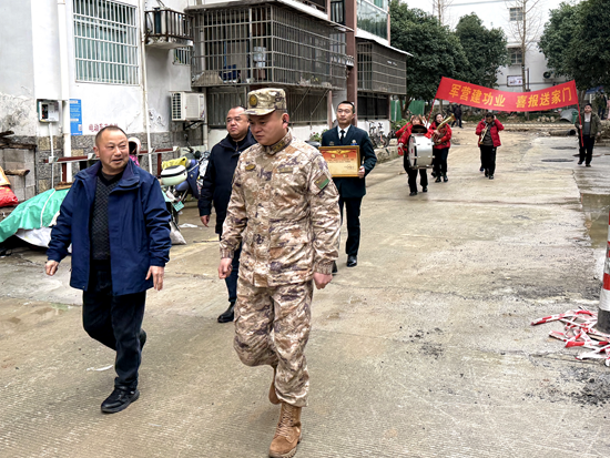 送关怀暖军心 武陵源区慰问立功现役军人