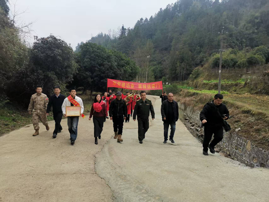 喜报传家乡 荣光耀门楣 武陵源区为中湖乡荣立三等功现役军人家庭送喜报