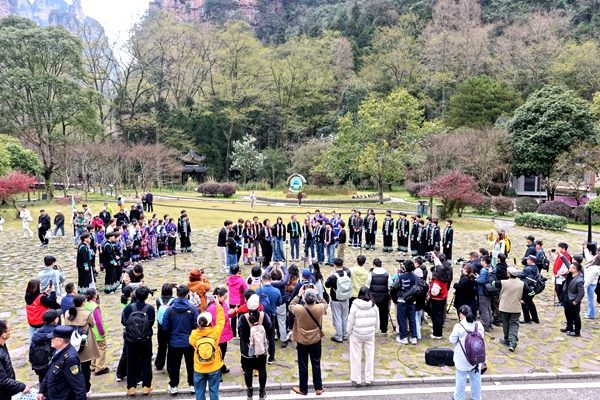 耶鲁大学合唱团与张家界学院合唱团走进张家界国家森林公园 共谱中外友好华章