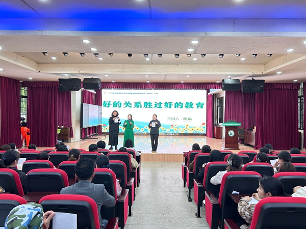 武陵源区妇联“向阳花”行动走进索溪中心学校