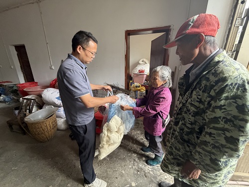 闻汛转移护民安 暖心安置显担当——中湖乡有序开展地质灾害点群众转移安置工作