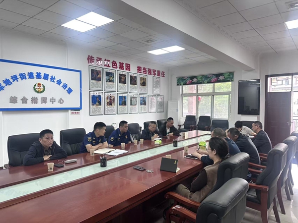 武陵源区消防救援局深入军地坪街道开展无物业小区消防安全治理警示座谈会