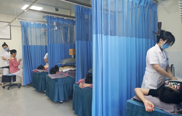 张家界武陵源：入伏首日养生热！市民扎堆体验特色中医疗法