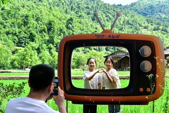 张家界黄龙洞景区:暑期研学热潮涌动 入境旅游稳步升温