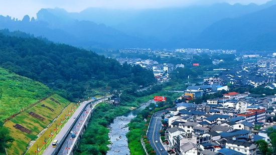 张家界武陵源:满城红旗迎华诞 峰林秋色庆国庆