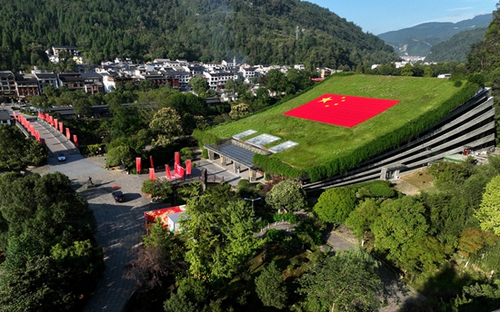 家国情怀遇异域风情！张家界黄龙洞国庆文旅活动精彩纷呈