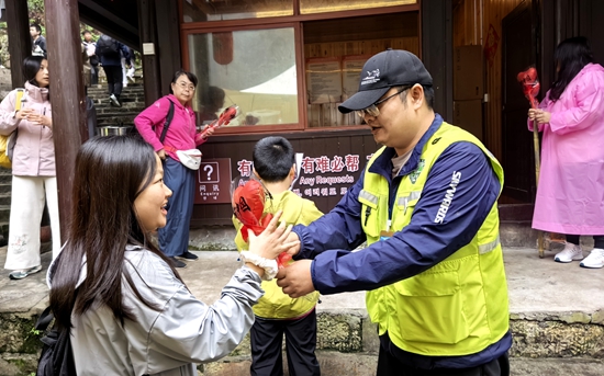 张家界国家森林公园:假期遇云海 峰林入画来
