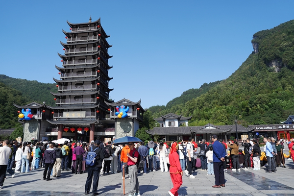 假期过半 张家界武陵源旅游“热”力十足